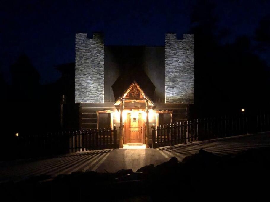 The Log Castle~Stunning Mountain Views~Hot Tub Villa Сивиървил Екстериор снимка