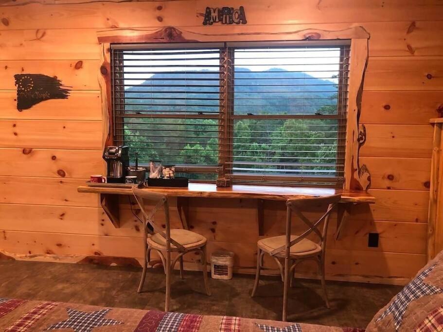 The Log Castle~Stunning Mountain Views~Hot Tub Villa Сивиървил Екстериор снимка
