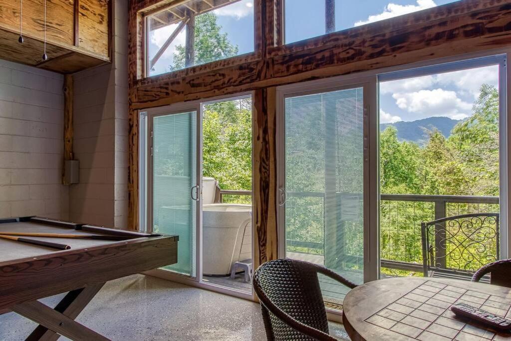 The Log Castle~Stunning Mountain Views~Hot Tub Villa Сивиървил Екстериор снимка