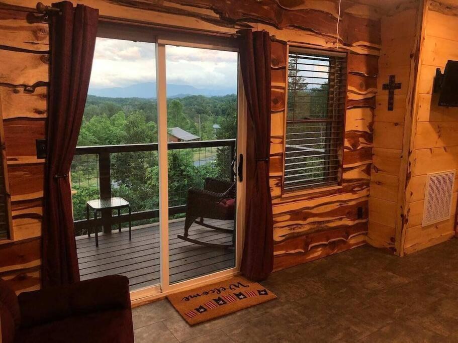 The Log Castle~Stunning Mountain Views~Hot Tub Villa Сивиървил Екстериор снимка
