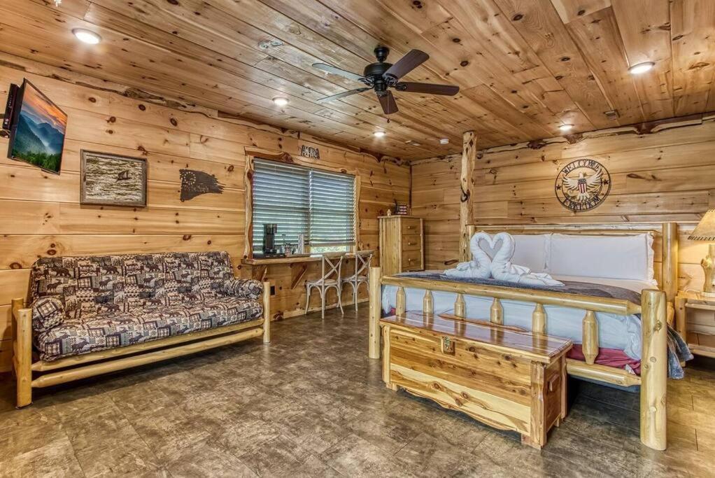 The Log Castle~Stunning Mountain Views~Hot Tub Villa Сивиървил Екстериор снимка